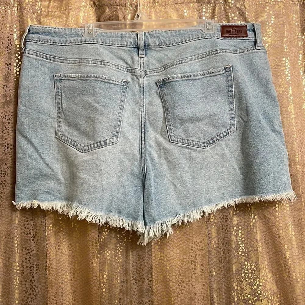 Hollister ultra high rise light wash mom shorts, size 21/35 NWT